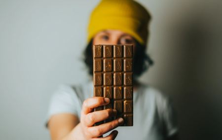 Επιστήμονες βρήκαν γιατί η σοκολάτα έχει τόσο «απαλή» αίσθηση όταν την τρώμε