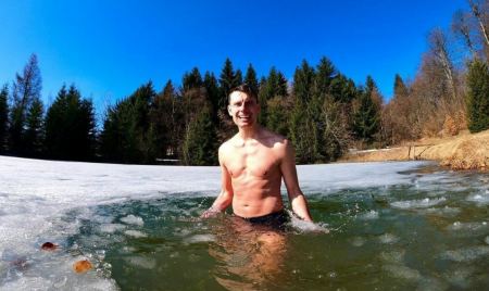 Δύτης βούτηξε σε βάθος ρεκόρ σε παγωμένη λίμνη της Ελβετίας - χωρίς εξοπλισμό, με μία ανάσα