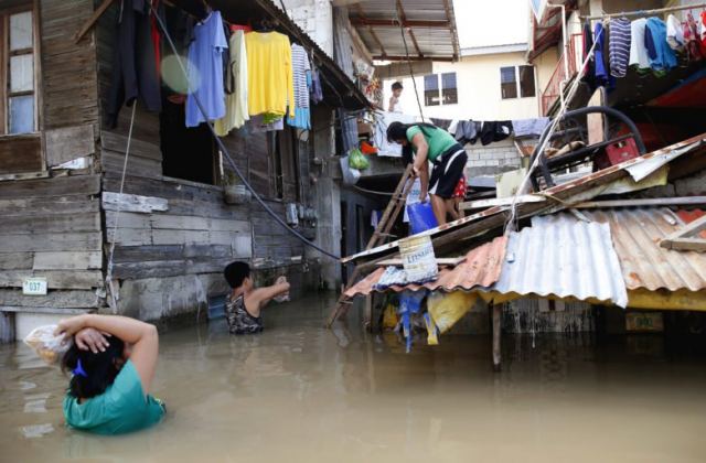 Φονικές πλημμύρες με δεκάδες νεκρούς στις Φιλιππίνες