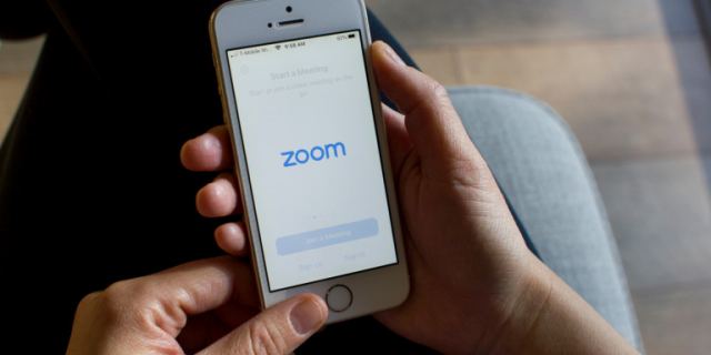 Στα άκρα οι σχέσεις της Google με τη Zoom - Πώς εμπλέκεται Ελληνοαμερικανός πρώην επικεφαλής του Facebook