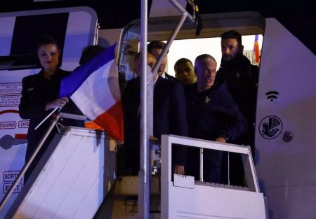 Εθνική Γαλλίας: Προσγειώθηκαν στο Παρίσι οι τρικολόρ, πλήθος κόσμου στην πλατεία Κονκόρντ