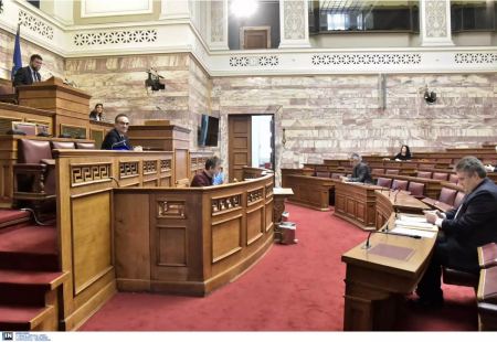 Χαμός στη Βουλή με την τροπολογία για την ασυλία της Επιτροπής λοιμωξιολόγων