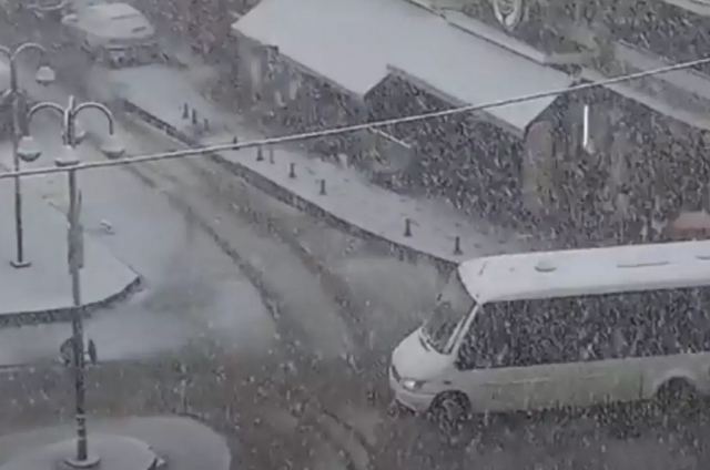 Χιονίζει στη Φλώρινα - Πυκνό χιόνι στο κέντρο της πόλης