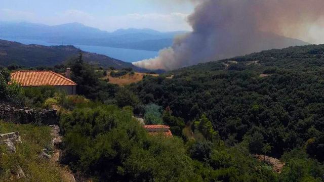 Μεγάλη φωτιά στο Ευπάλιο Φωκίδας - Εκκενώνονται δύο χωριά