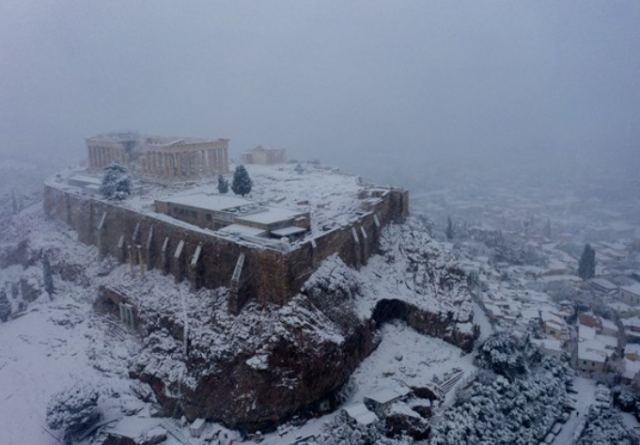 Ιστορικός χιονιάς στην Αθήνα: Η &quot;Μήδεια&quot; έντυσε στα λευκά το κέντρο της πόλης - Μοναδικές εικόνες