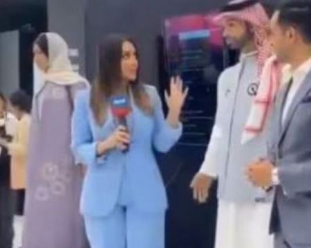 Σαουδική Αραβία: Viral το βίντεο με ρομπότ AI που... θώπευσε ρεπόρτερ!