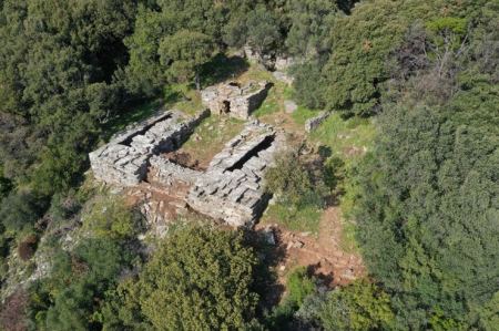 Αρχαιολογική έρευνα στα αινιγματικά «δρακόσπιτα» της Εύβοιας