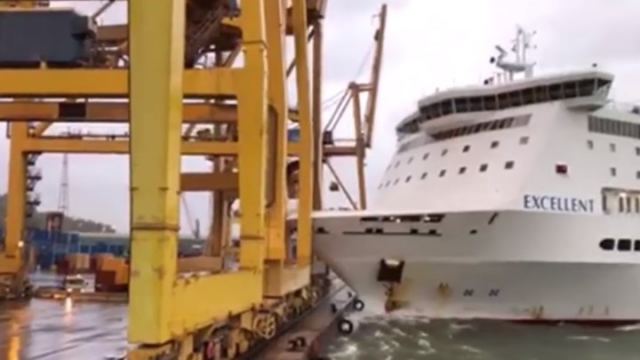 Πανικός στη Βαρκελώνη: Πλοίο χτυπά στην αποβάθρα και ισοπεδώνει τεράστιο γερανό!