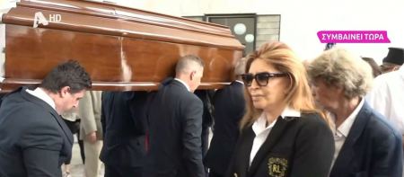 Μιμή Ντενίση: «Έσπασε» στην κηδεία του Γιάννη Φέρτη (ΒΙΝΤΕΟ)