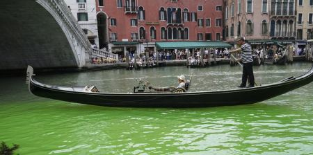 Βενετία: Λύθηκε το μυστήριο με το καταπράσινο νερό στο Μεγάλο Κανάλι