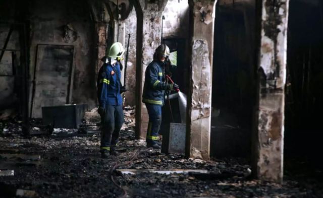 Υπό έλεγχο η φωτιά σε κτίριο μέσα στο Άλσος Καισαριανής (pics)