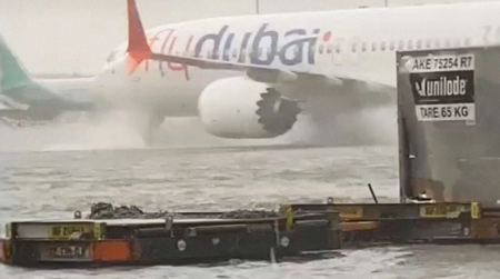 Ντουμπάι: Πλημμύρες από τις σφοδρές νεροποντές - Το αεροδρόμιο μετατράπηκε σε λίμνη, δείτε βίντεο
