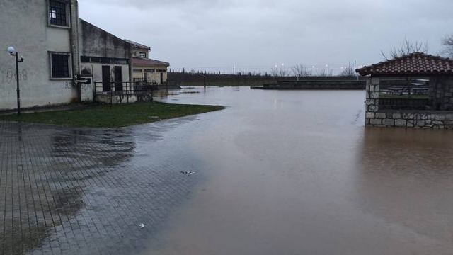 Κλειστά τα σχολεία στο Δήμο Δομοκού - Πλημμύρες από την ασταμάτητη βροχή