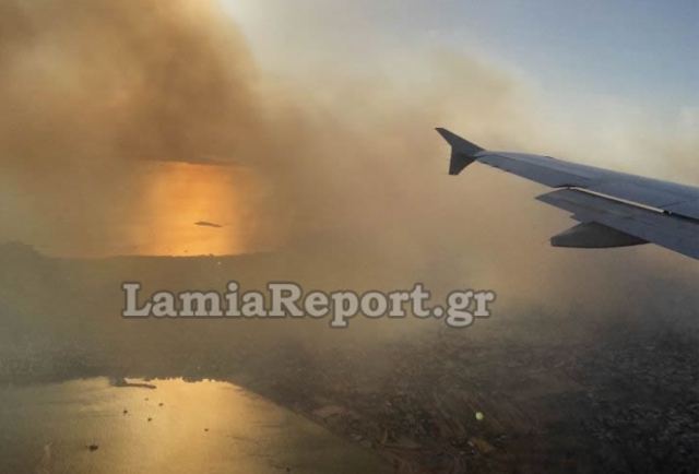 Εικόνες από τη φωτιά στην Αττική μέσα από το αεροπλάνο