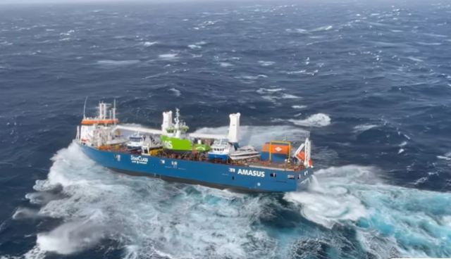 Δραματικές εικόνες: Κινδυνεύει να βυθιστεί πλοίο που πλέει ακυβέρνητο στη θάλασσα της Νορβηγίας
