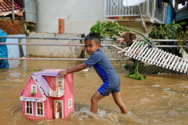 Εικόνες - σοκ στην Ινδονησία από τις πλημμύρες με 21 νεκρούς