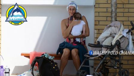 Αθλήτρια πόλο ταΐζει το μωρό της λίγο πριν βουτήξει στην πισίνα