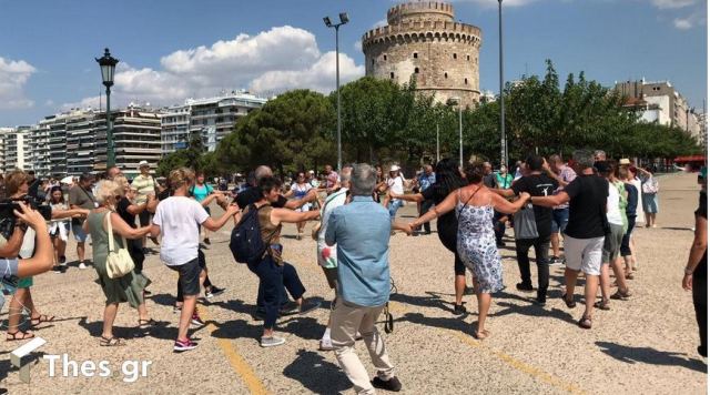 Θεσσαλονίκη: Χόρεψαν συρτάκι στον Λευκό Πύργο στη μνήμη του Μίκη Θεοδωράκη (ΒΙΝΤΕΟ &amp; ΦΩΤΟ)