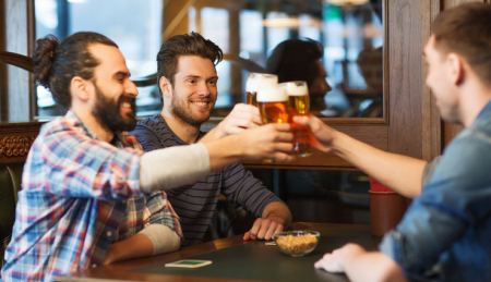 Ένας καλός λόγος να πιούμε μια μπίρα με το φαγητό - Τι κερδίζει το έντερο