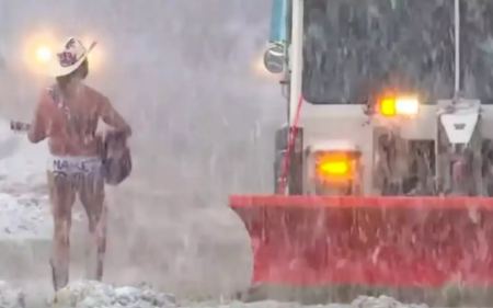 Βίντεο: Σφοδρή χιονόπτωση «σαρώνει» τις ΗΠΑ και ένας γυμνός καουμπόι τραγουδάει στην Times Square