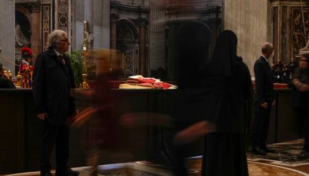 Σε λαϊκό προσκύνημα στη βασιλική εκκλησία του Αγίου Πέτρου η σορός του πάπα Βενέδικτου του 16ου