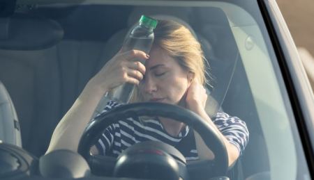 Οδήγηση με καύσωνα: Τι πρέπει να προσέχουμε και μυστικά δροσιάς