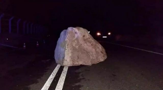 Φθιώτιδα: Τεράστιος βράχος έπεσε στην εθνική οδό Λαμίας - Καρπενησίου