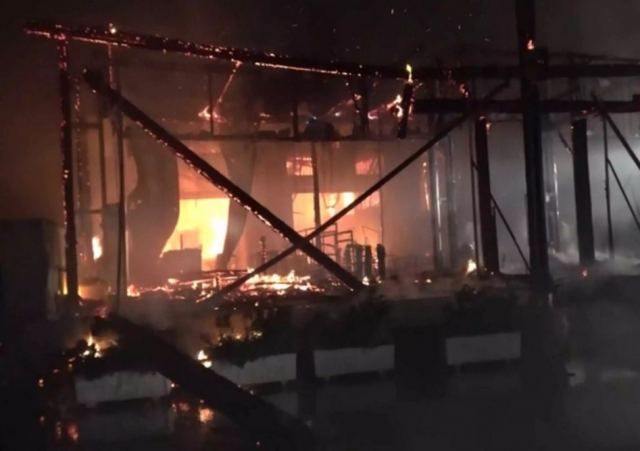 Μύκονος: Συναγερμός από φωτιά σε εστιατόριο στον Ορνό – Αποκλείστηκε η περιοχή