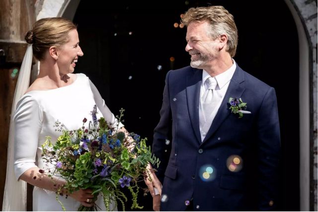 Δανία: Η πρωθυπουργός παντρεύτηκε επιτέλους τον σύντροφό της μετά από τριπλή αναβολή!