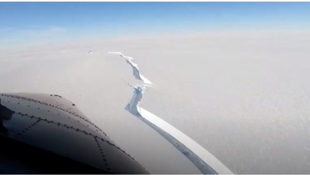 Σοκαριστικό: Παγόβουνο στο μέγεθος του Λονδίνου αποσπάστηκε από την Ανταρκτική [Βίντεο]