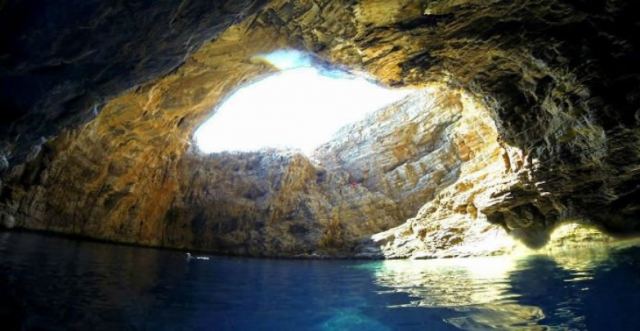 Μωβ Σπήλαιο: Το «κρυμμένο διαμάντι» στην Εύβοια - Δείτε ΒΙΝΤΕΟ Up&#039;ο ψηλά!