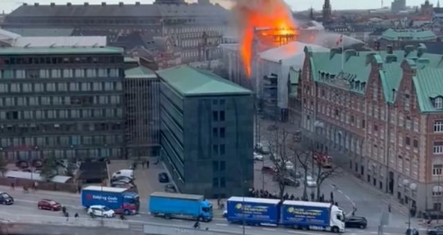 Μεγάλη φωτιά σε ιστορικό κτίριο της Κοπεγχάγης