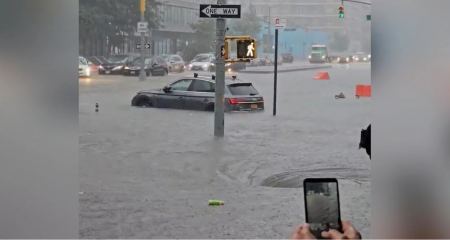 Απίστευτες εικόνες: «Πνίγεται» η Νέα Υόρκη, βροχή ενός μήνα έπεσε σε 3 ώρες -Πλημμύρισαν δρόμοι, μαγαζιά, μετρό