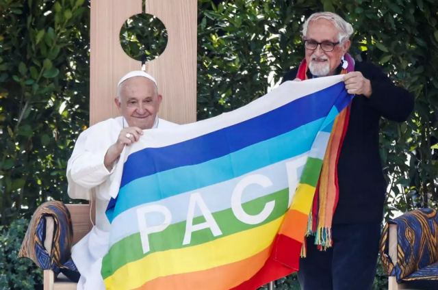 Ιταλία: Παλαιστίνιος και Ισραηλινός αγκαλιάστηκαν μπροστά στον Πάπα Φραγκίσκο
