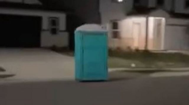 Απίθανο βίντεο: Χημική τουαλέτα-φάντασμα… κόβει βόλτες σε δρόμους του Τέξας