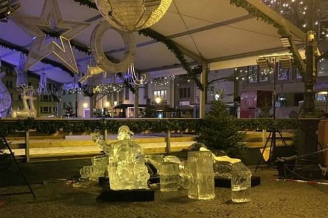 Άγαλμα από πάγο έπεσε, έσπασε και σκότωσε παιδί σε Χριστουγεννιάτικη αγορά