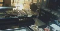 Η κάμερα κατέγραψε τον διαρρήκτη να πέφτει πάνω σε τζαμαρία φούρνου - ΒΙΝΤΕΟ