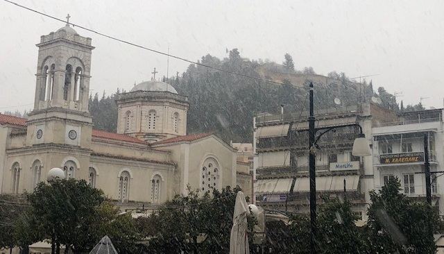 Έντονη χιονόπτωση προς Μπράλο και Δομοκό - Χιονίζει και στη Λαμία