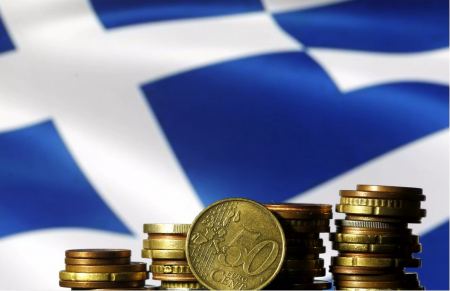 Fitch: Αυτοί είναι οι παράγοντες που στηρίζουν τη βιωσιμότητά του ελληνικού χρέους