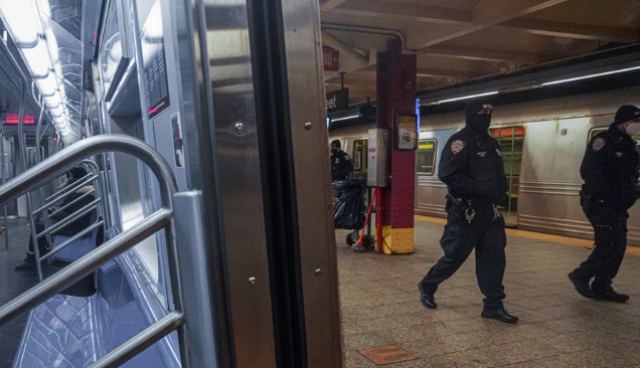 Σοκ για γυναίκα μέσα στο μετρό: Άγνωστος ούρησε πάνω της - Κανείς δεν τη βοήθησε
