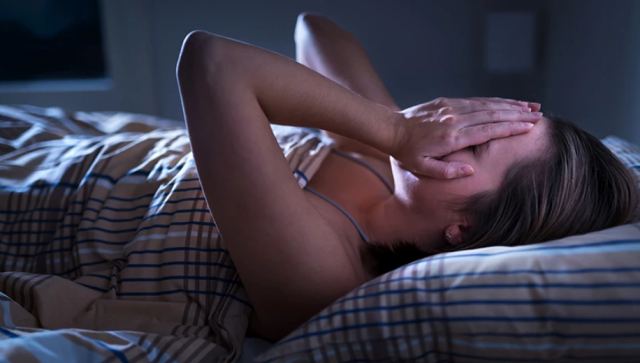 Πώς ο λίγος και κακός ύπνος «χαλάει» τις προσπάθειες όσων θέλουν να χάσουν βάρος
