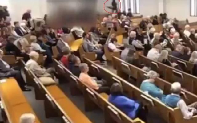 Τέξας: Η στιγμή που ο δράστης ανοίγει πυρ μέσα στην εκκλησία [video]