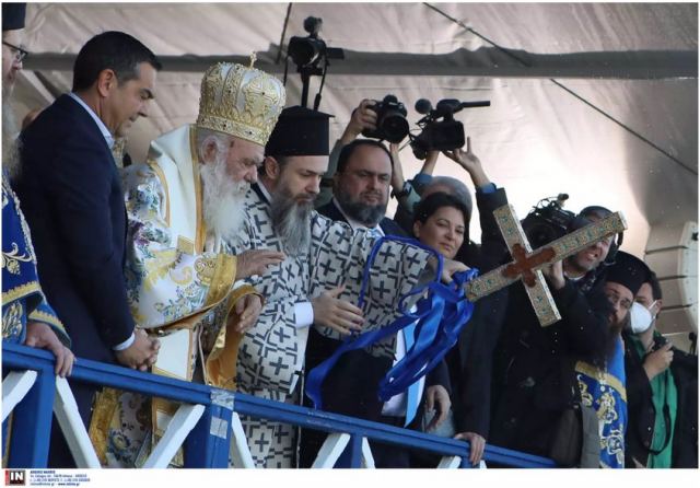 Θεοφάνεια 2023: Ο Αρχιεπίσκοπος Ιερώνυμος έριξε το σταυρό στον Πειραιά – Με Αλέξη Τσίπρα και Βαγγέλη Μαρινάκη η τελετή