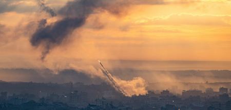 Η Χαμάς εξαπέλυσε μαζική πυραυλική επίθεση στο Τελ Αβίβ και στο κεντρικό Ισραήλ
