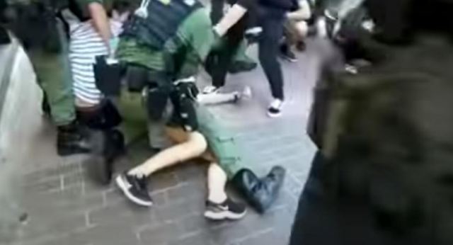 Χονγκ Κονγκ: Σάλος μετά τη βίαιη σύλληψη 12χρονης μαθήτριας – Οι αστυνομικοί την «ισοπέδωσαν»