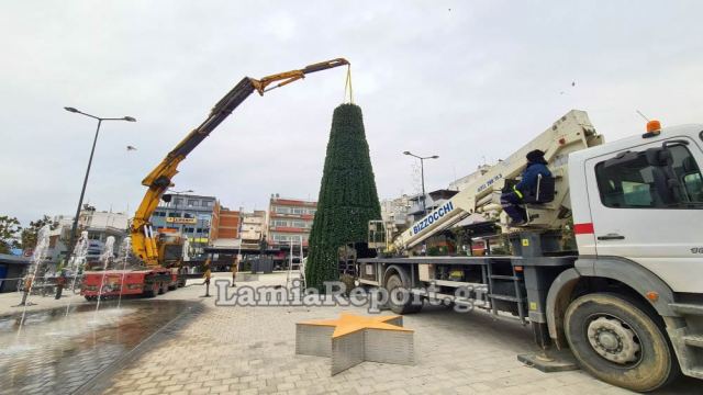 Ετοιμάζεται το μεγάλο δέντρο στην Πλατεία Πάρκου για τη γιορτή της Παρασκευής (ΦΩΤΟ - ΒΙΝΤΕΟ)