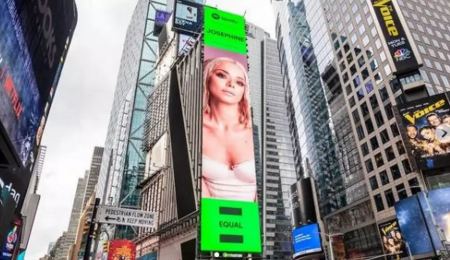 Η Josephine μπήκε σε billboard στην Times Square