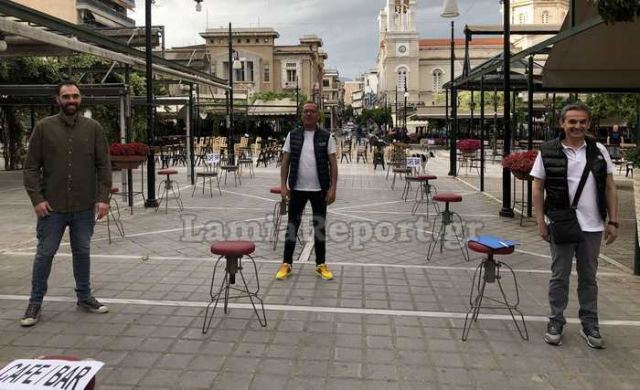 Λαμία: Άδειες καρέκλες γέμισαν την πλατεία – Δείτε εικόνες