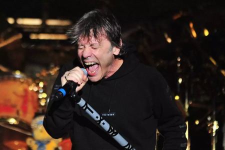 Iron Maiden: Ο Μπρους Ντίκινσον σέρνει από τα μαλλιά θαυμαστή που ανέβηκε στη σκηνή