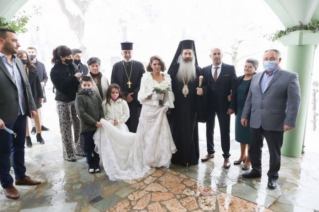 Σαν θέλει η νύφη, ο γαμπρός και ο Φθιώτιδος Συμεών γίνεται γάμος με μισό μέτρο χιόνι (ΦΩΤΟ-ΒΙΝΤΕΟ)